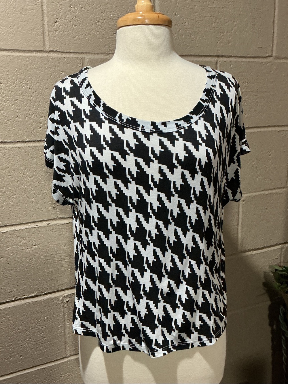 Forever 21 Black and White Houndstooth Short Sleeve Top